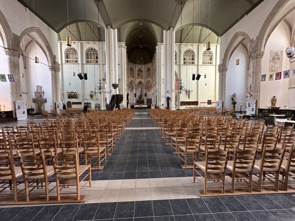 Binnenkant van een St.-Gertrudis met stoelen - Bergen op Zoom