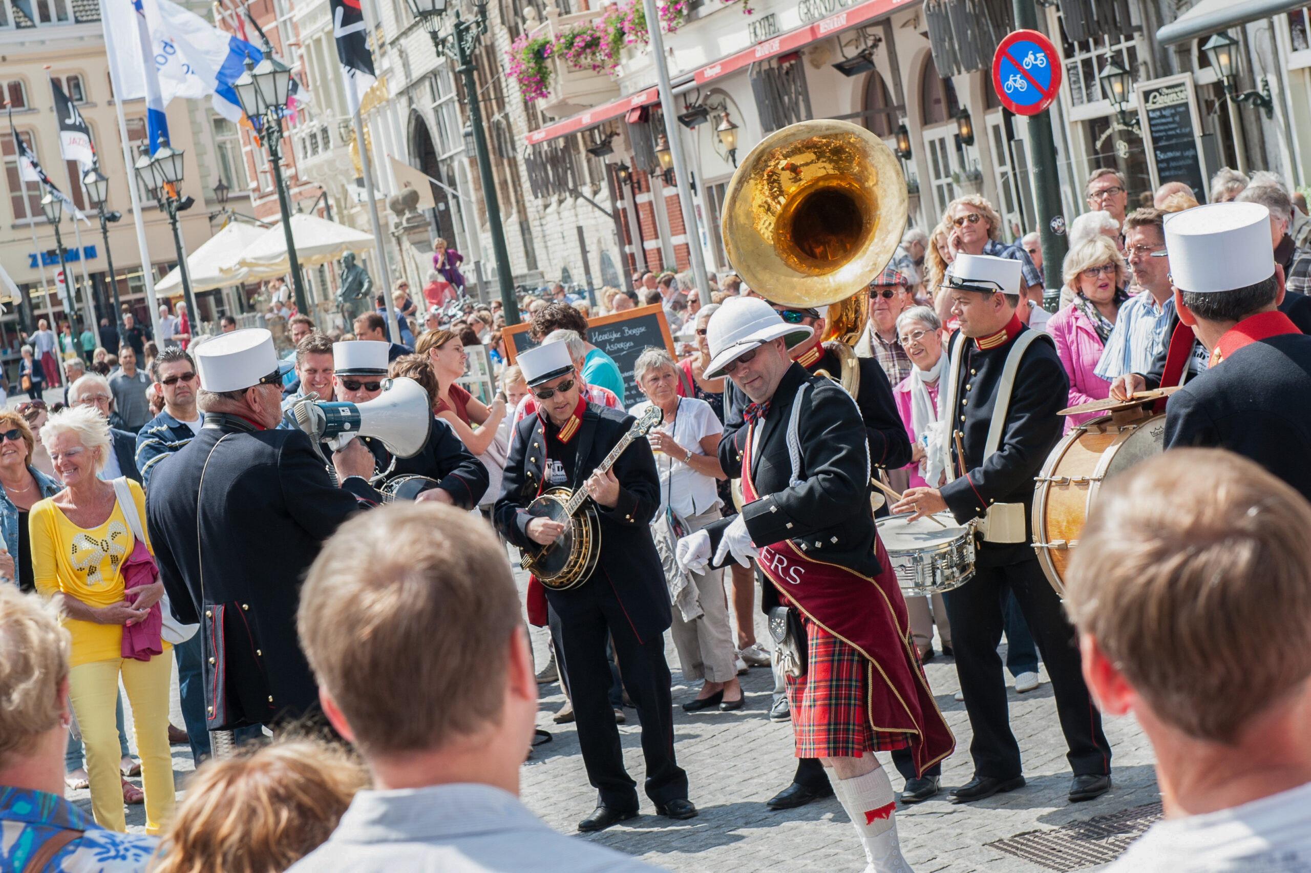 Muziekband speelt in drukke stadsstraat festival