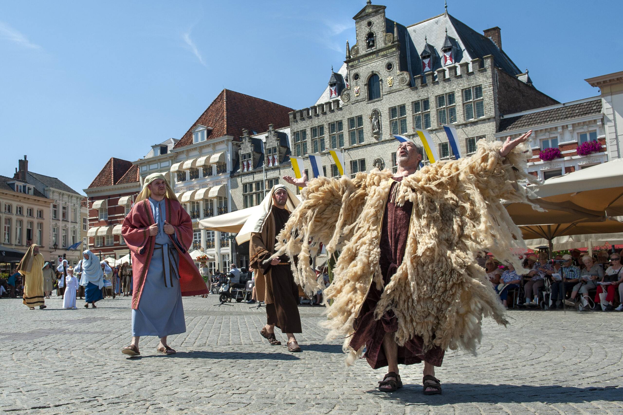 Historisch kostuumfestival bij oud Nederlands gebouw