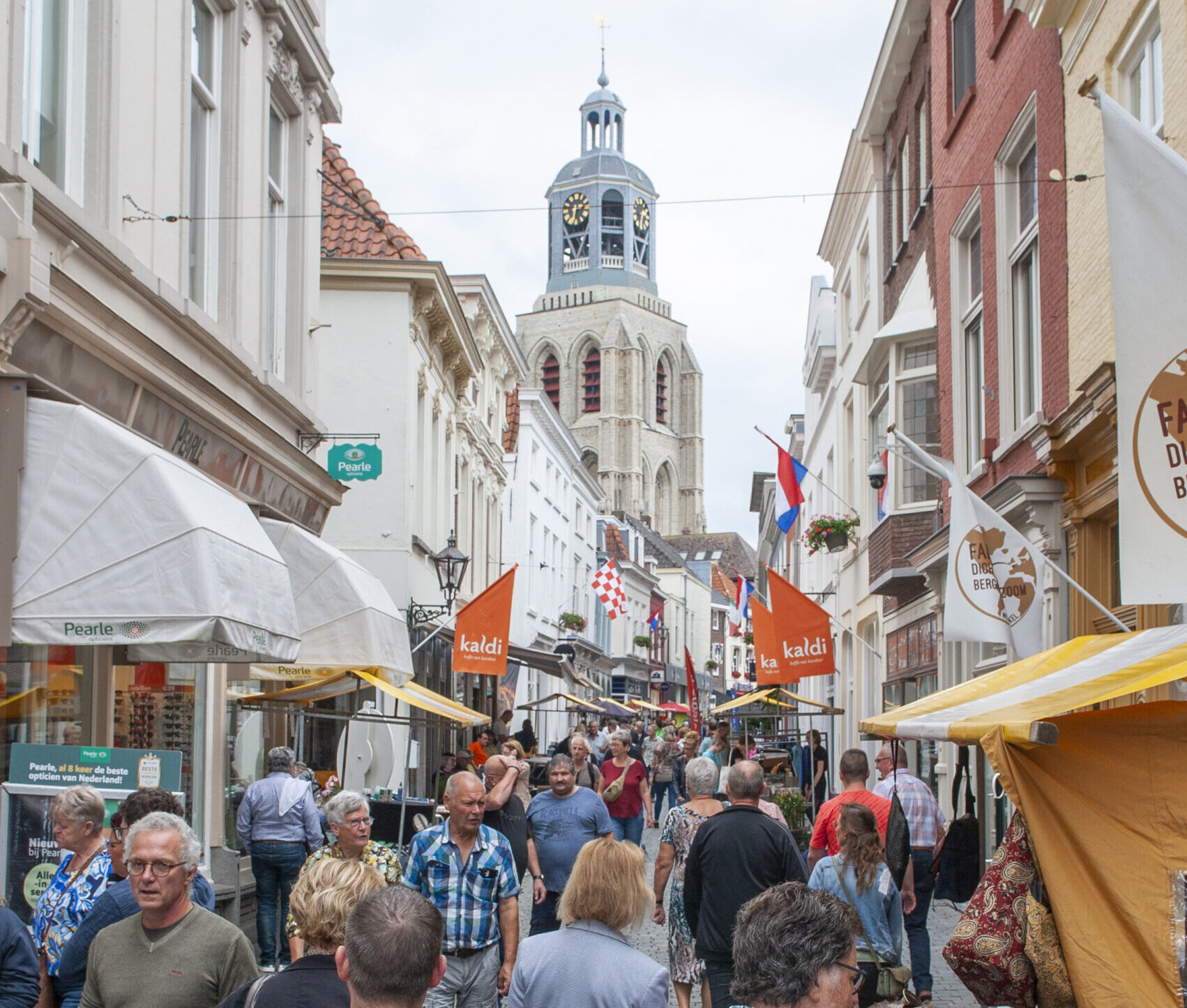 Drukke straat met mensen en winkels in Nederland.