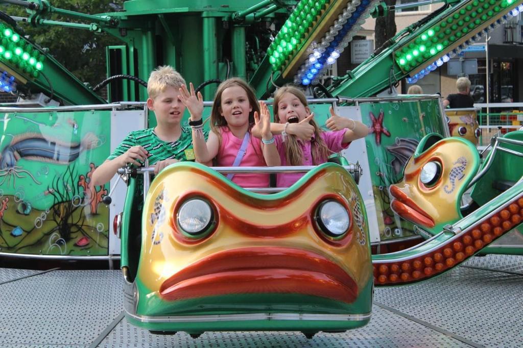 Kinderen genieten van ritje op de kermis