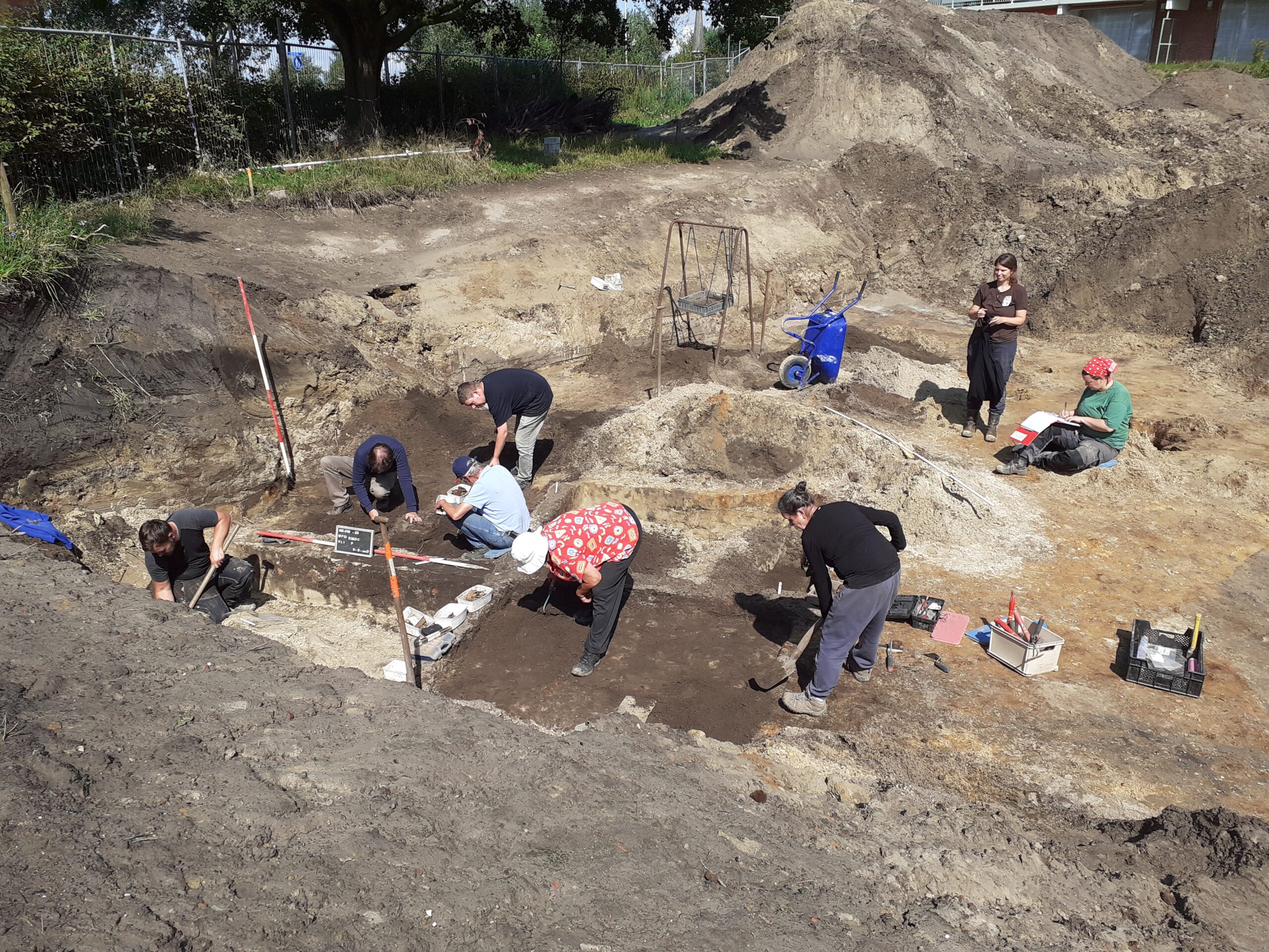 Archeologen graven op een opgravingslocatie buiten.