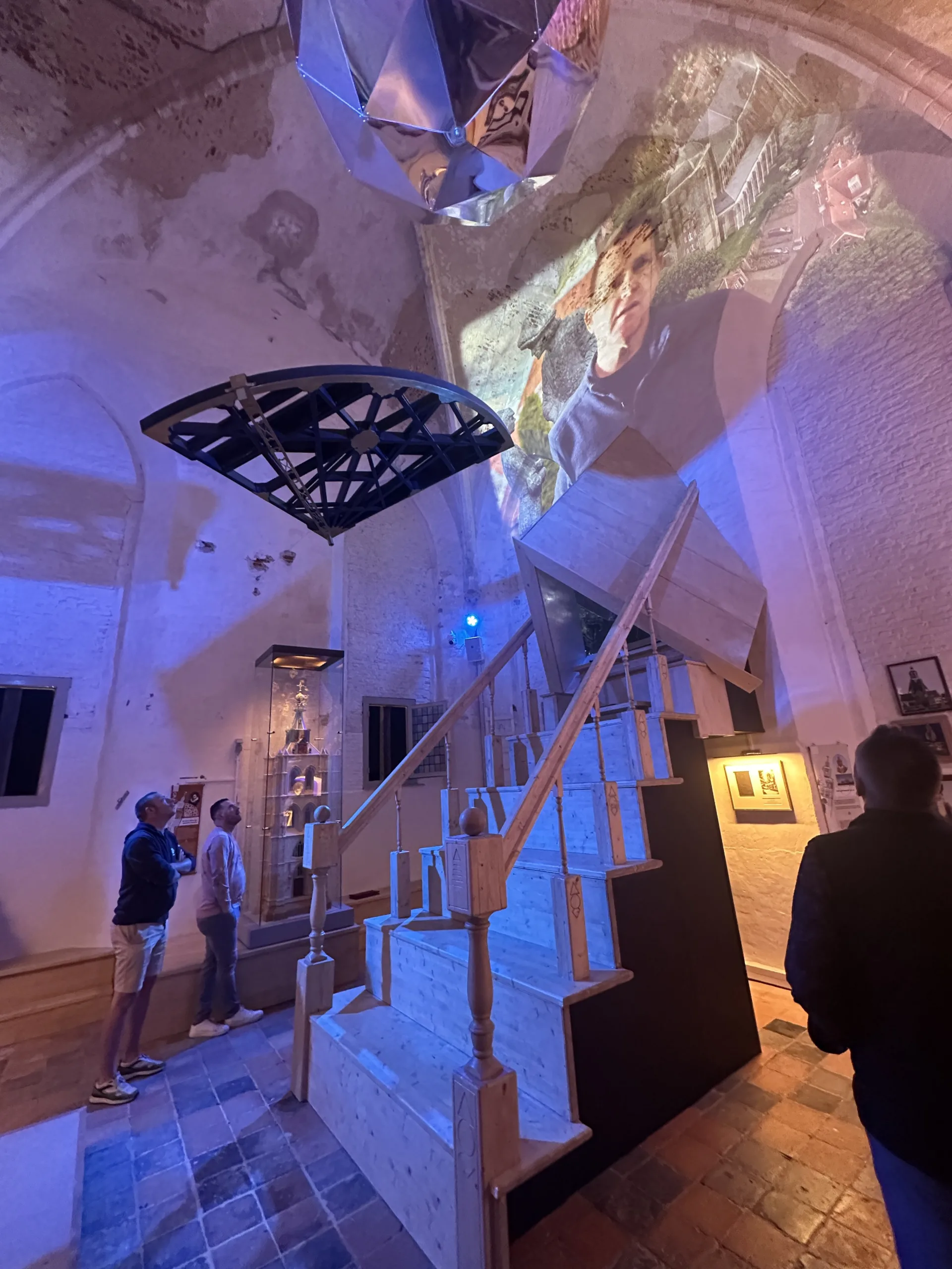 Interactieve kunstinstallatie in een verlichte tentoonstellingsruimte Peperbus Bergen op Zoom