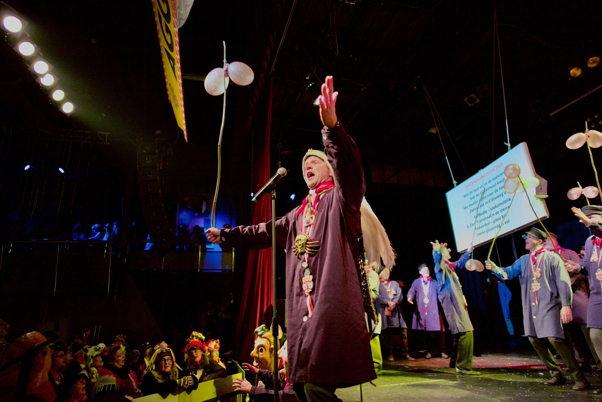 Carnaval artiesten optreden op een kleurrijk podium