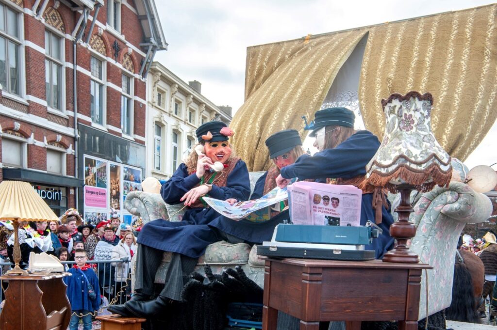 Straatparade met kleurrijke kostuums en publiek