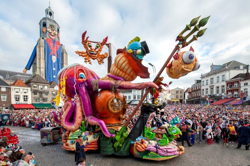 Kleurrijke carnavalsoptocht met grote praalwagen.