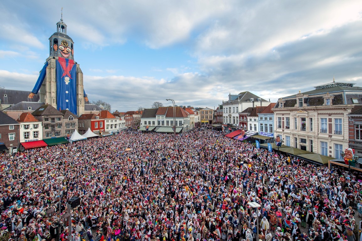 Grote menigte viert carnaval op Grote Markt met Peperbus
