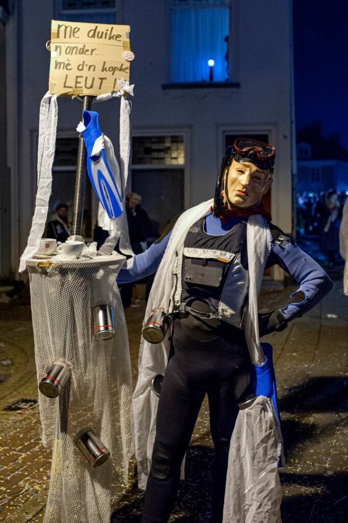 Carnavalskostuum met duiken thema en bordje Leuk