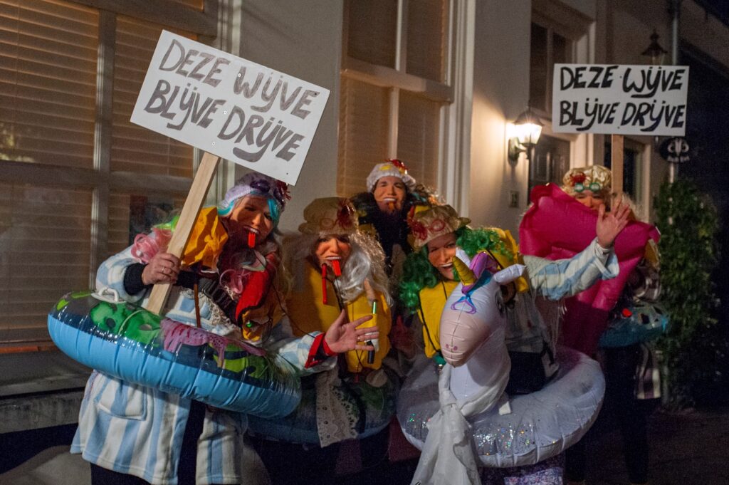 Carnavalsvierders met zwembanden en spandoeken feest vieren