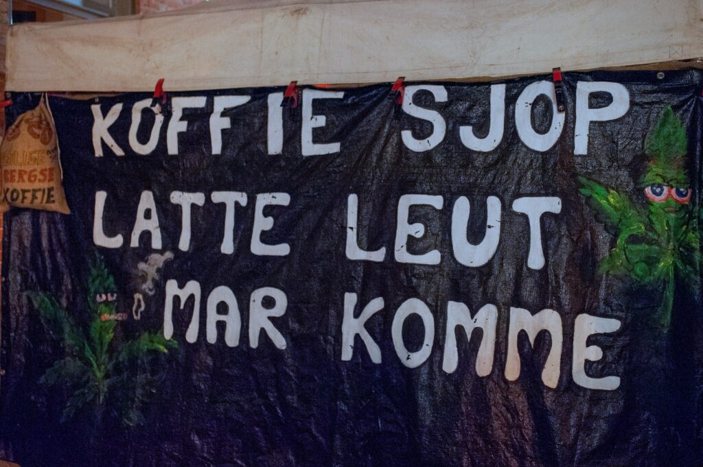 Banner van koffieshop met grappige tekst.