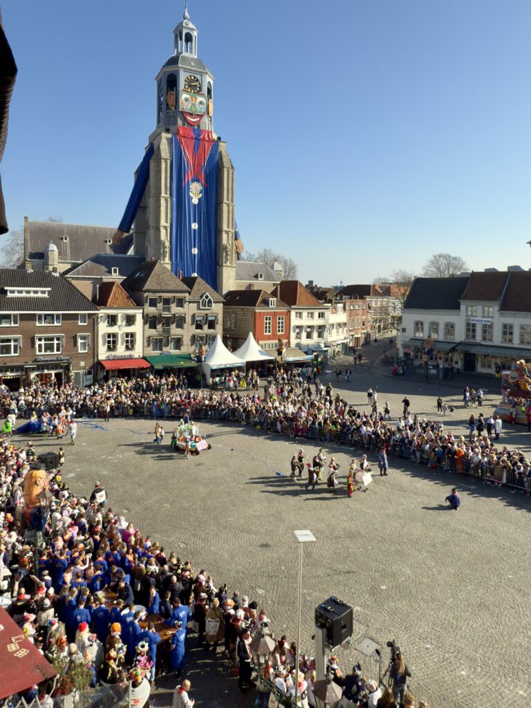 Vastenavond viering op Grote Markt met grote menigte