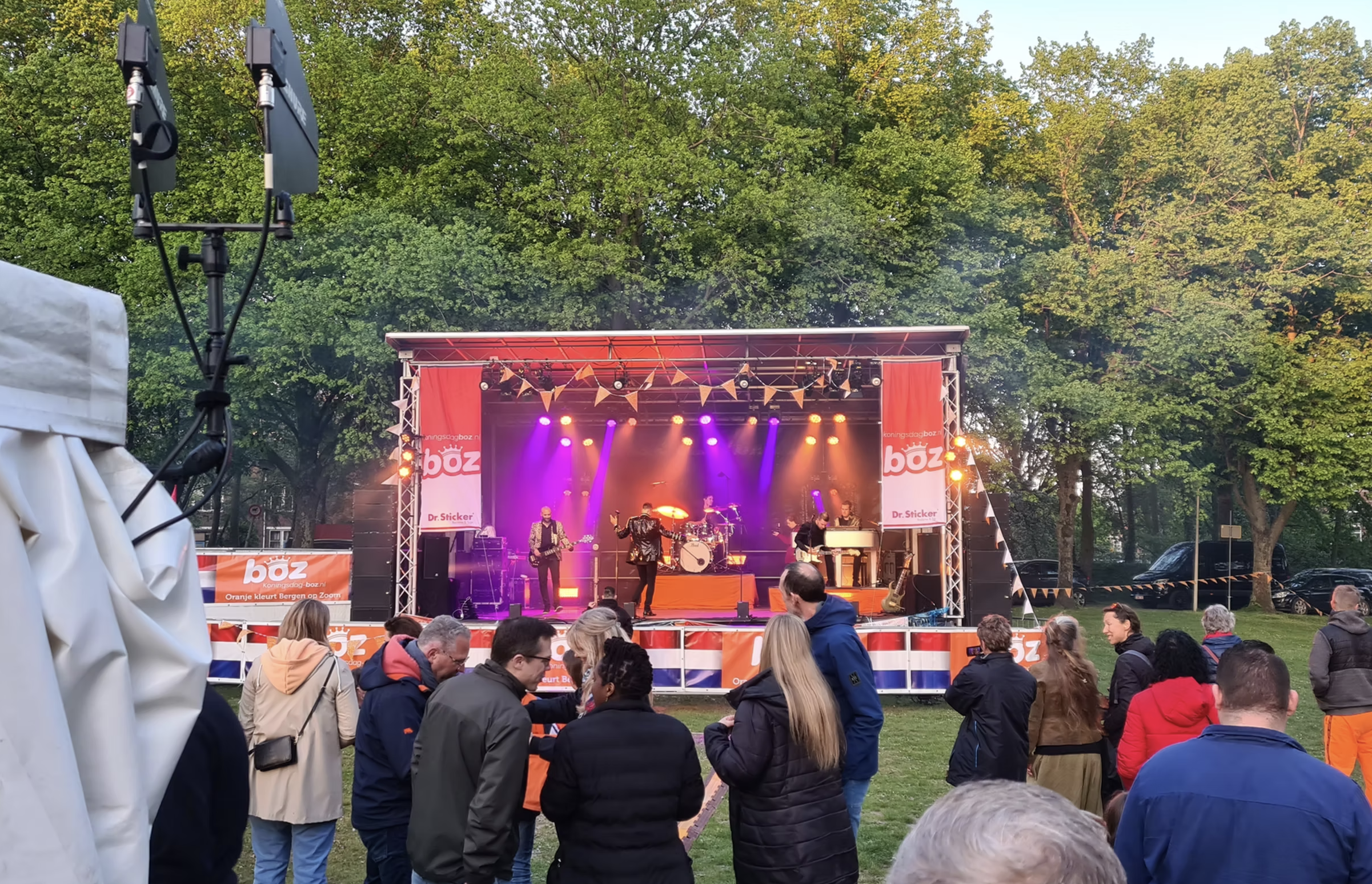 Bandje op Wilhelminaplein - Koningsdag, Bergen op Zoom