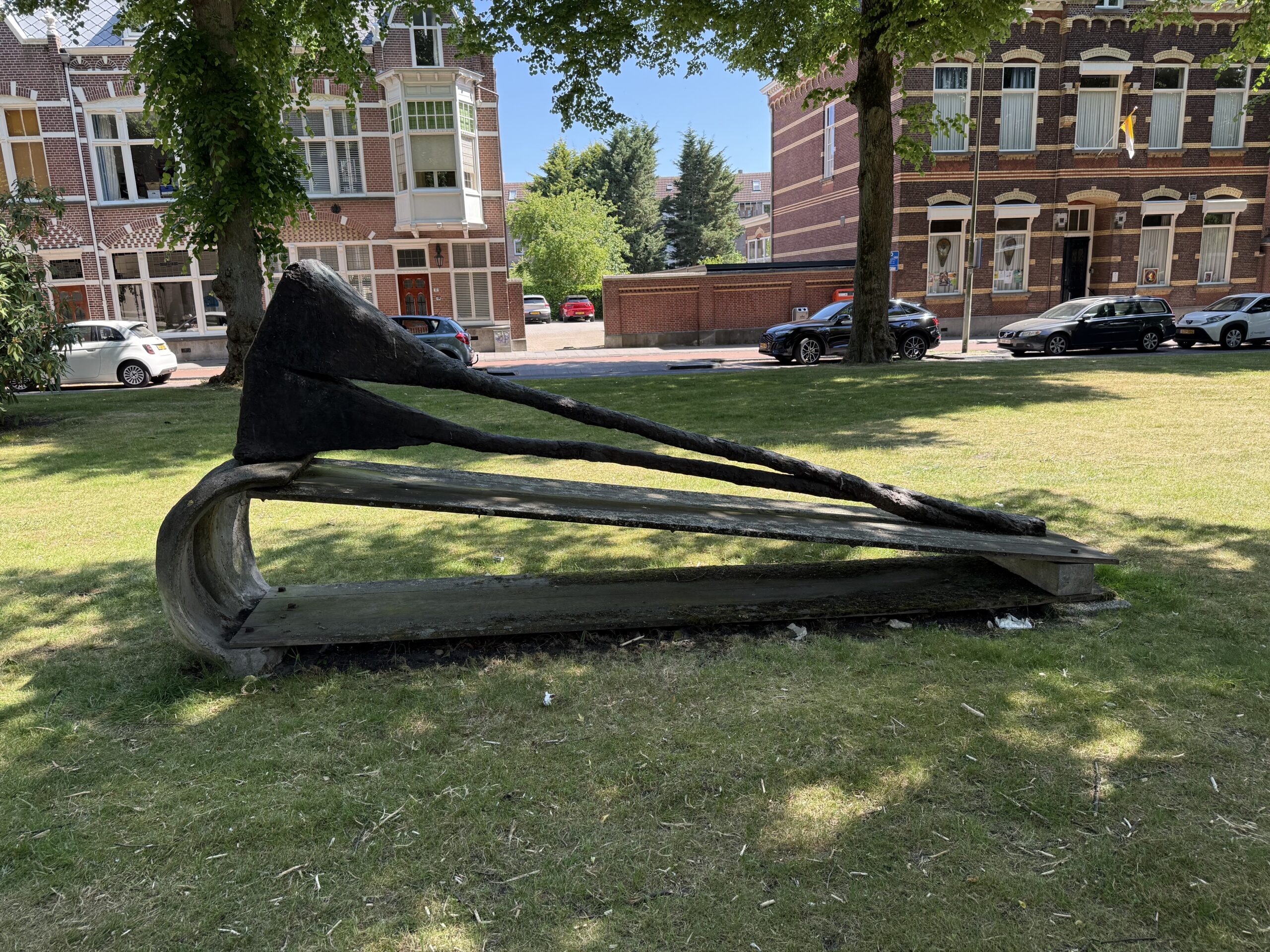 Houten kunstwerk in stadspark grasveld - Bergen op Zoom