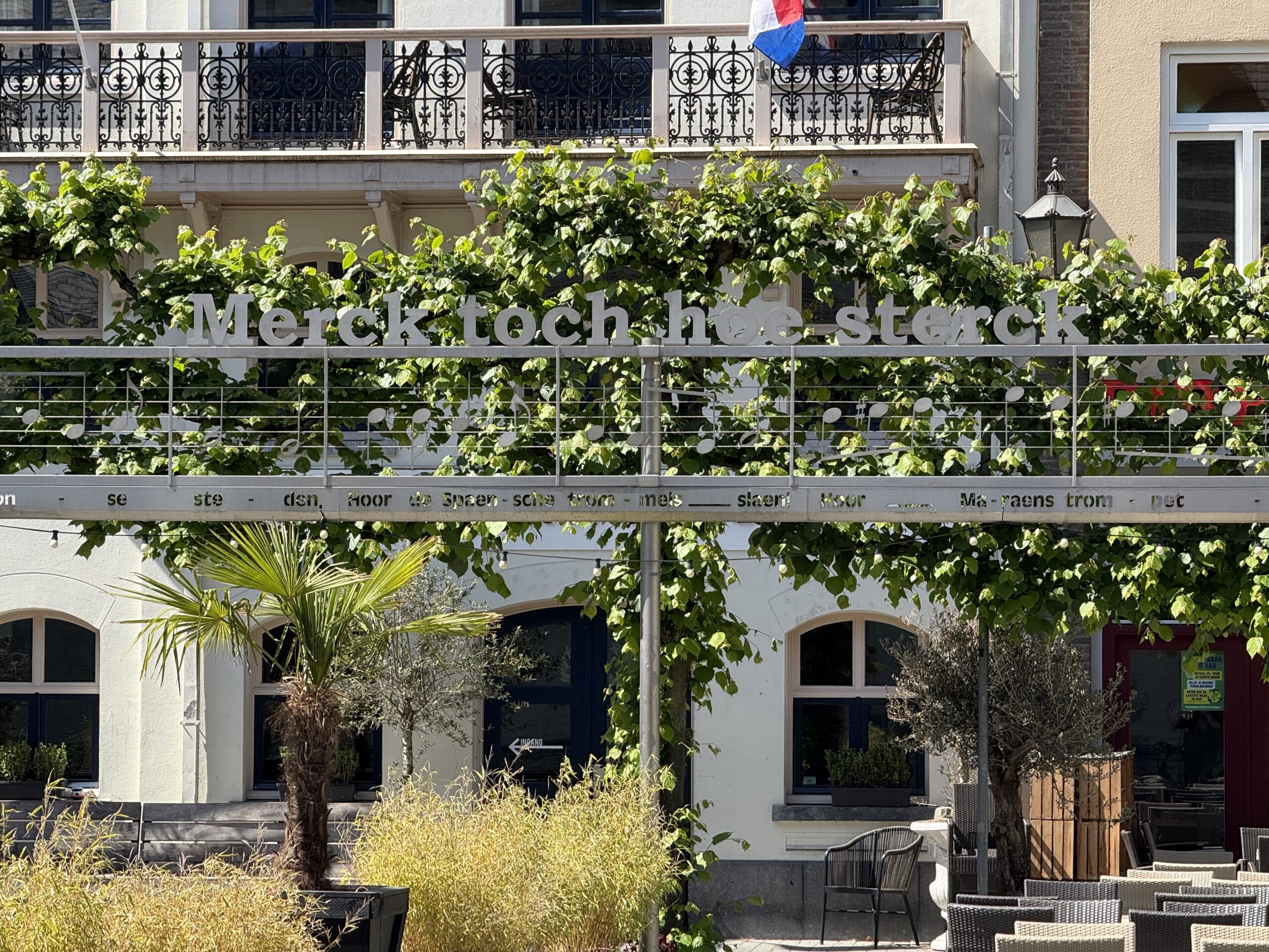 Groene gevel met tekst en balkon - Bergen op Zoom