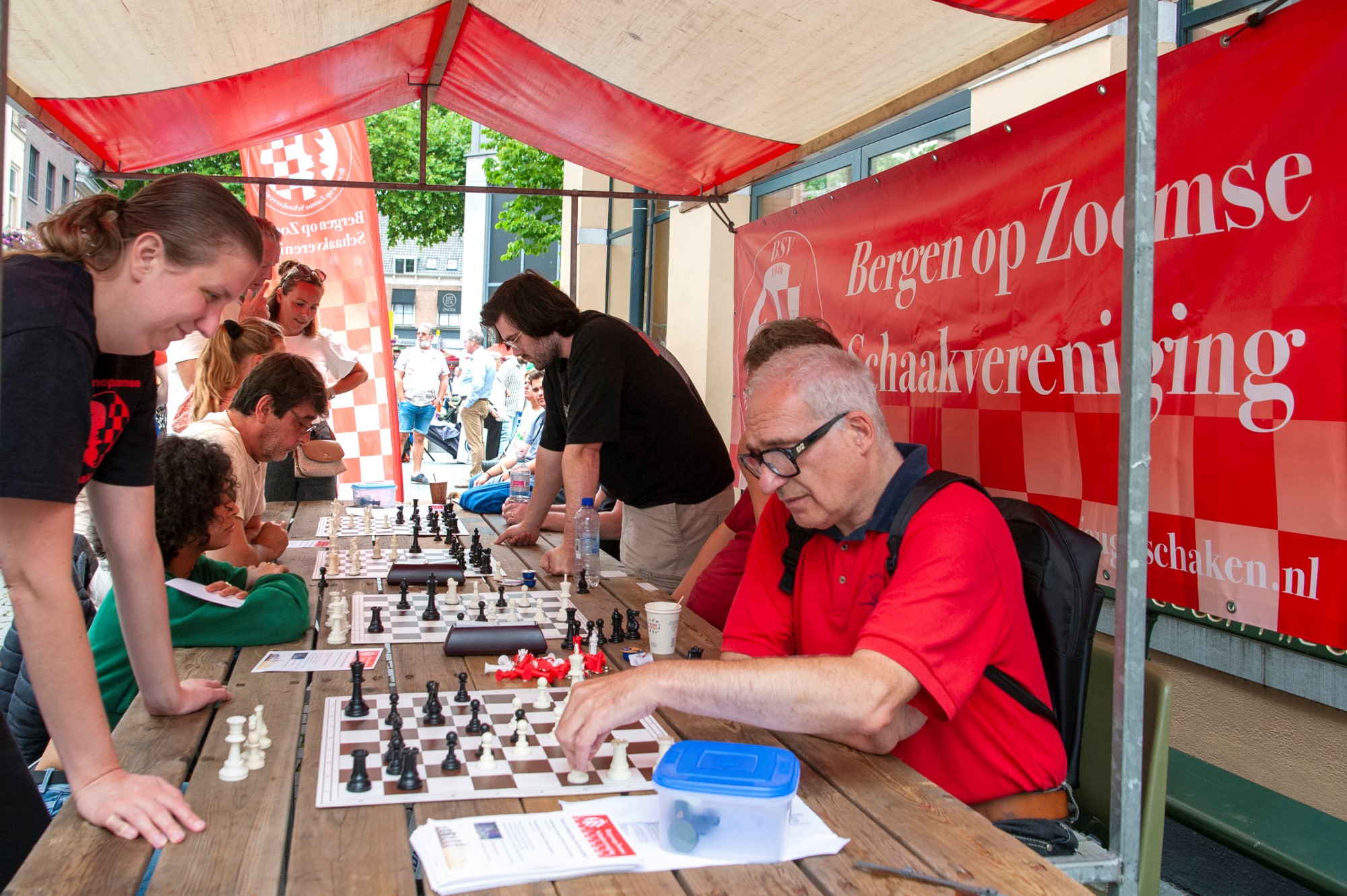 Schakers spelen in openlucht festival - Bergen op Zoom