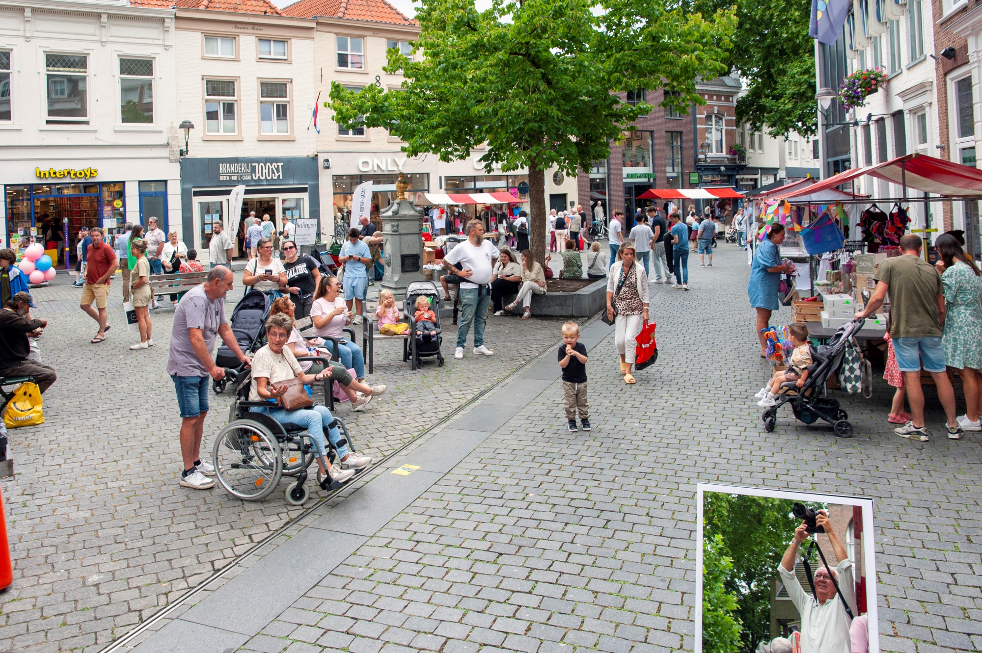 Drukke winkelstraat met mensen en kraampjes - Bergen op Zoom