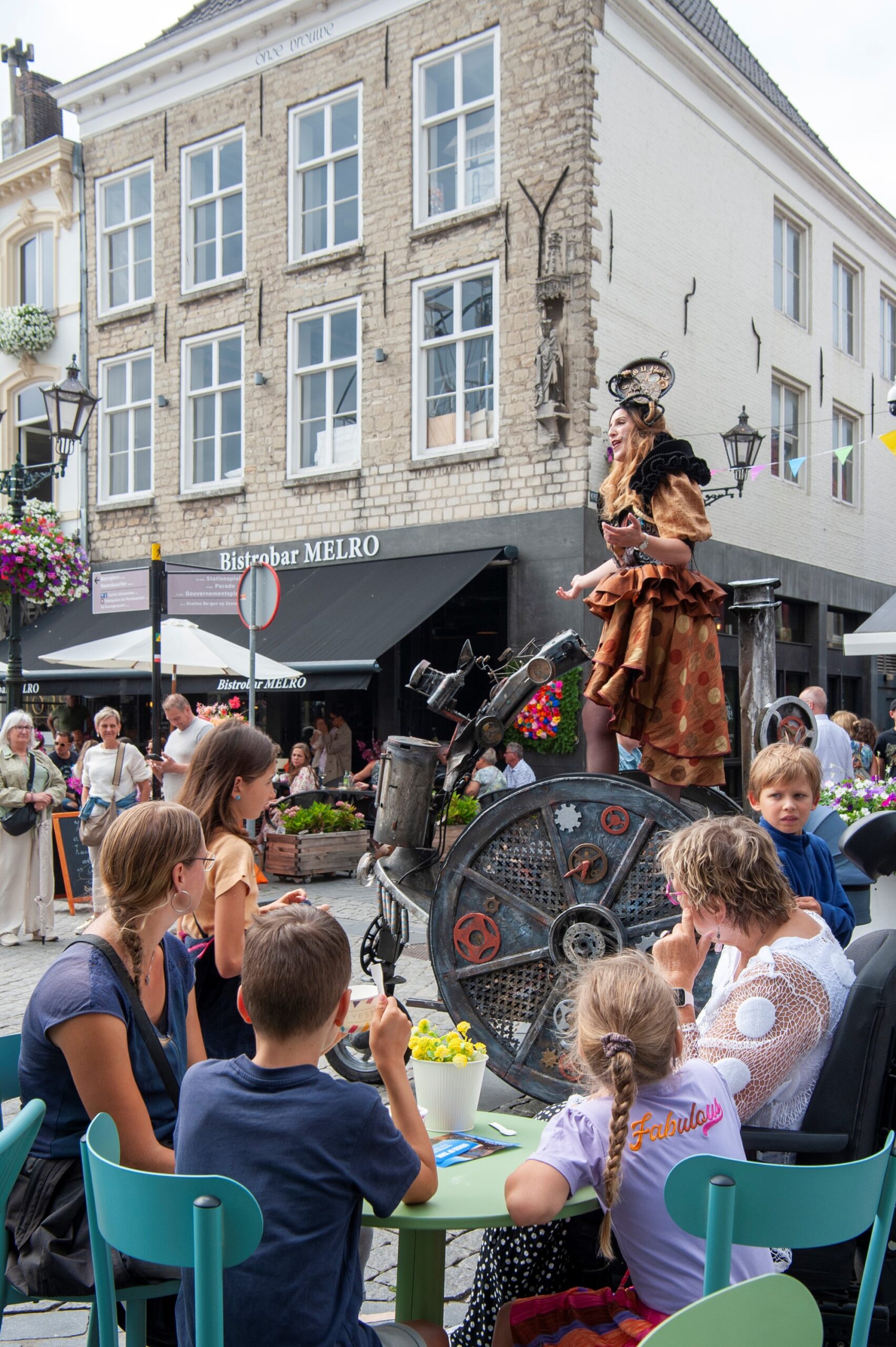 Straatartiest vermakelijk publiek in levendige binnenstad - Bergen op Zoom