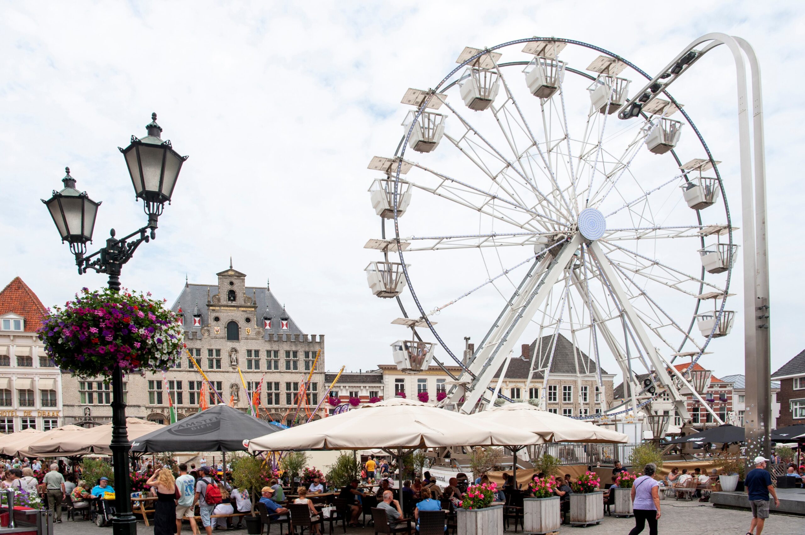 Reuzenrad en terras op stadsplein - Bergen op Zoom