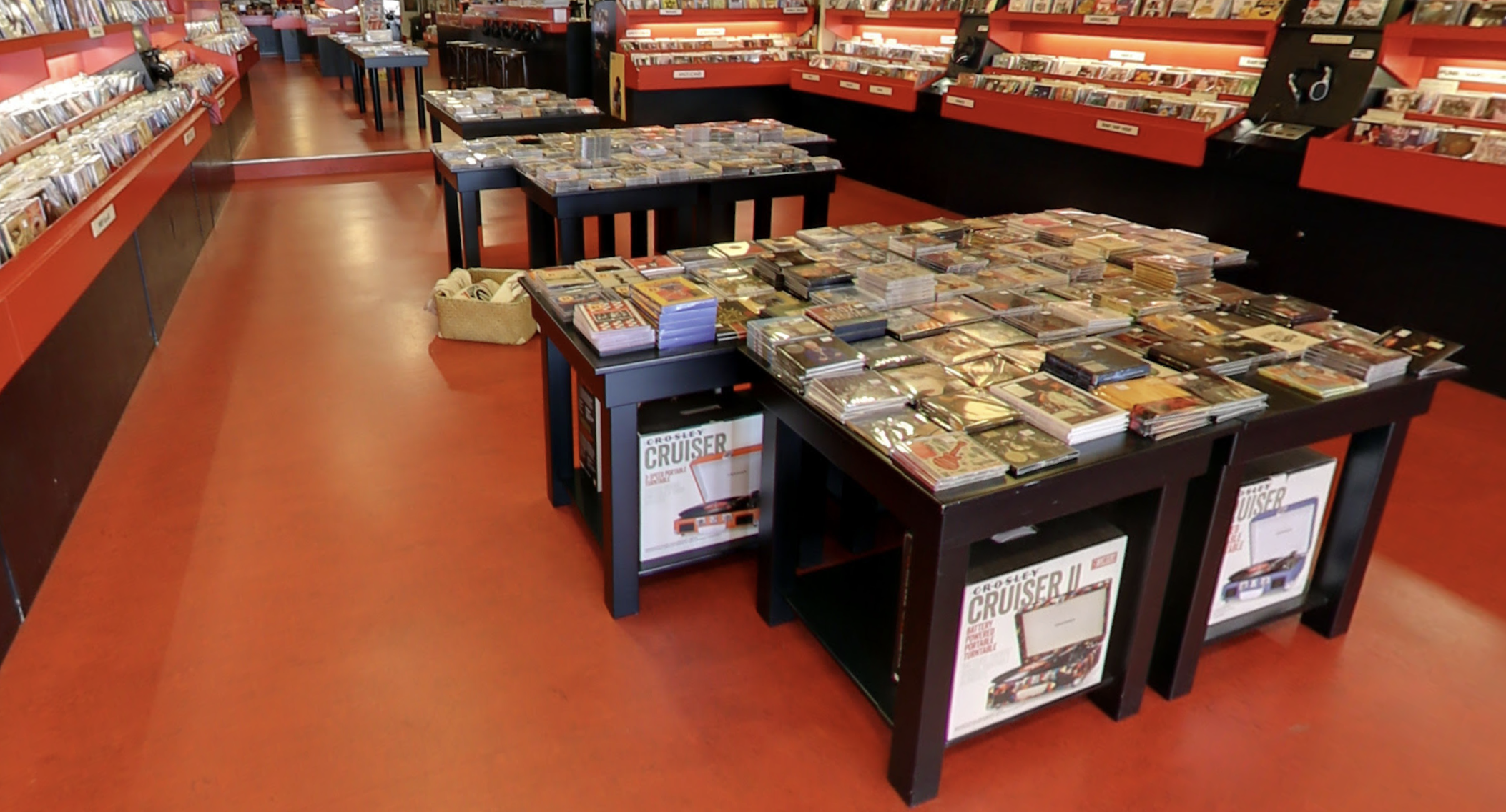 Muziekwinkel interieur met houten tafels - Platenbeurs, Bosstraat, Waterpunt
