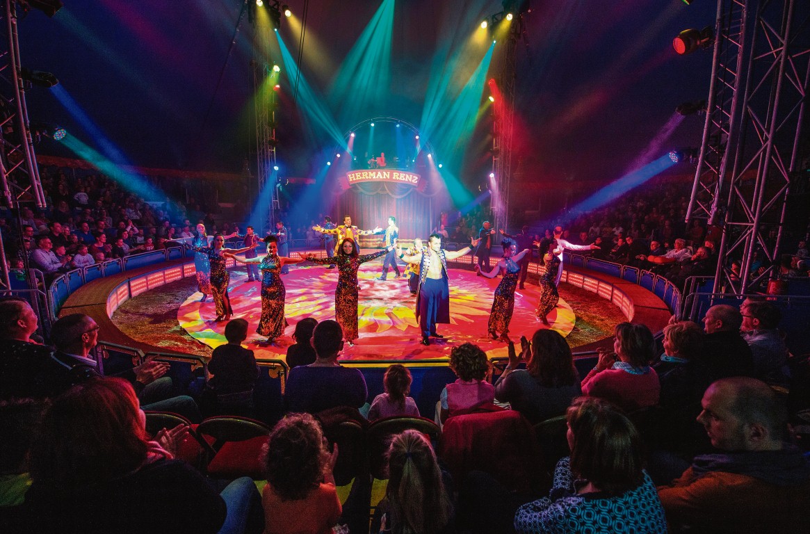 Circusoptreden met publiek in de avond - Bergen op Zoom
