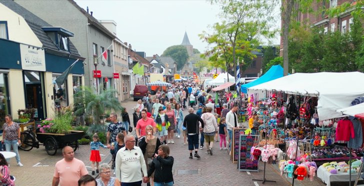 Drukke straatmarkt met bezoekers en kraampjes - Bergen op Zoom