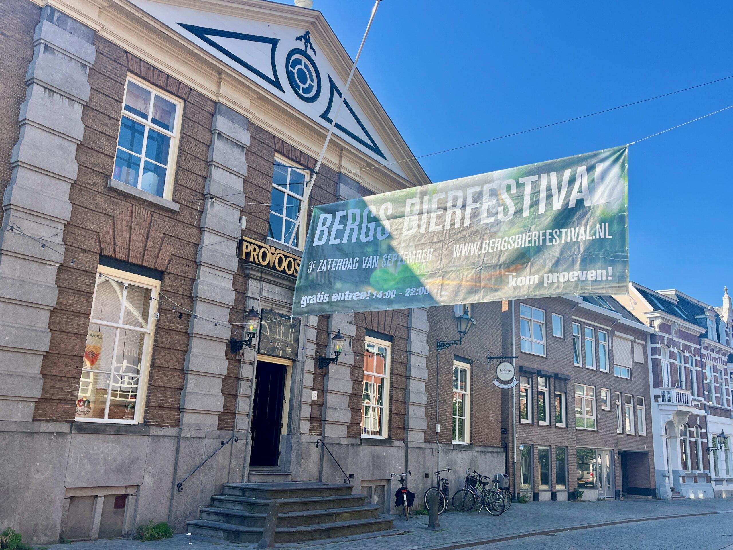 Historisch gebouw met bierfestival banner - Bergen op Zoom