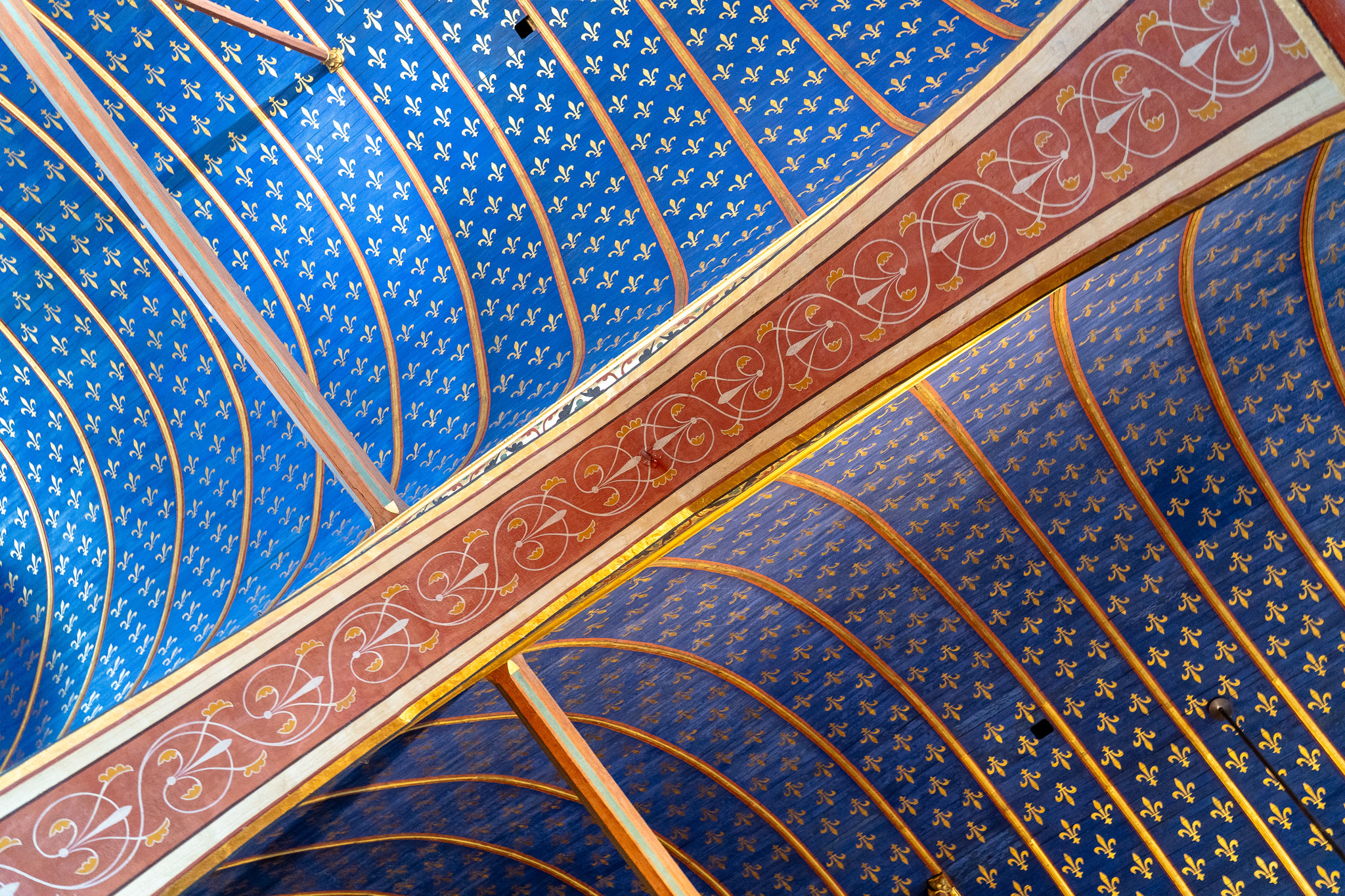 Blauwe en rode plafonddecoratie in kerk - Bergen op Zoom