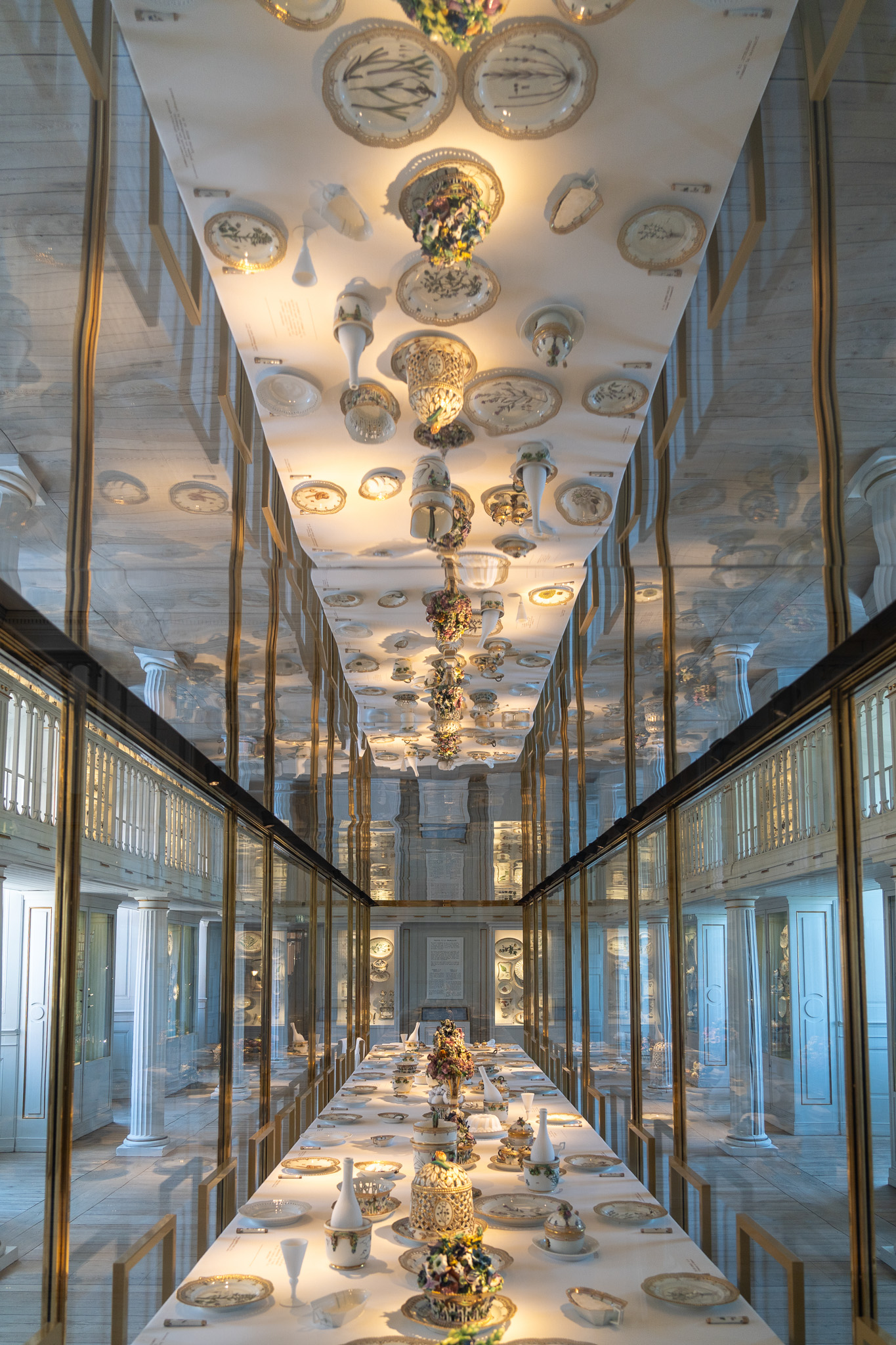 Spiegelzaal met porseleinen decoratie en dinertafel - Bergen op Zoom