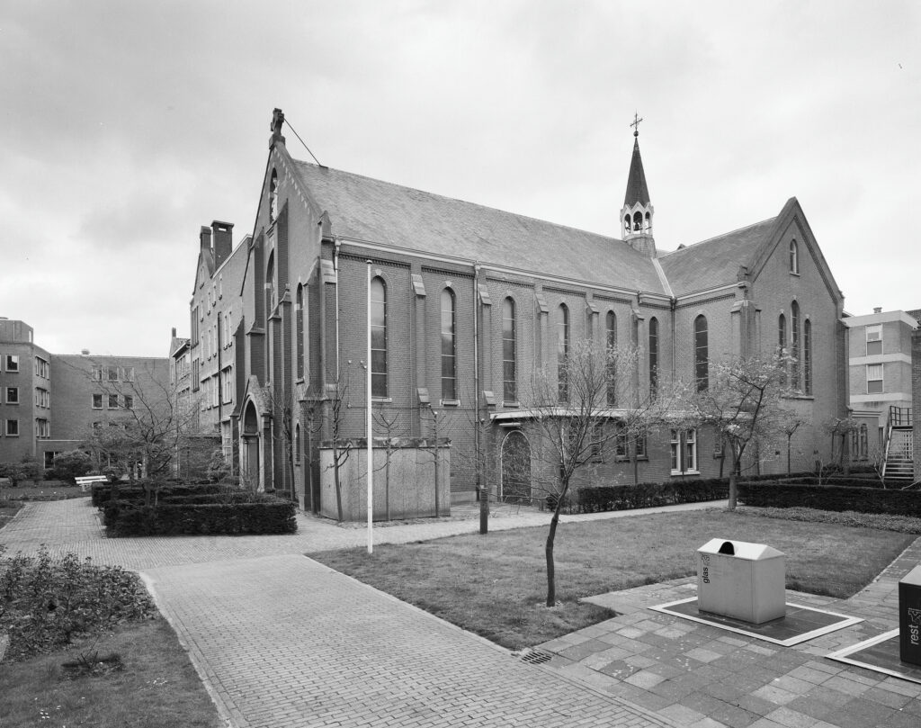 Exterieur overzicht zuidgevel Sint-Catharinakapel By Rijksdienst voor het Cultureel Erfgoed, CC BY-SA 4.0,