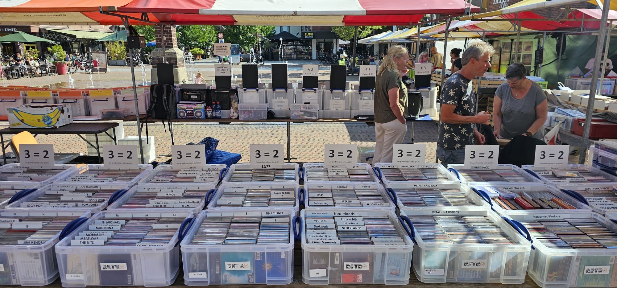 Boekenmarkt met mensen bij verkoopkraampjes - Bergen op Zoom