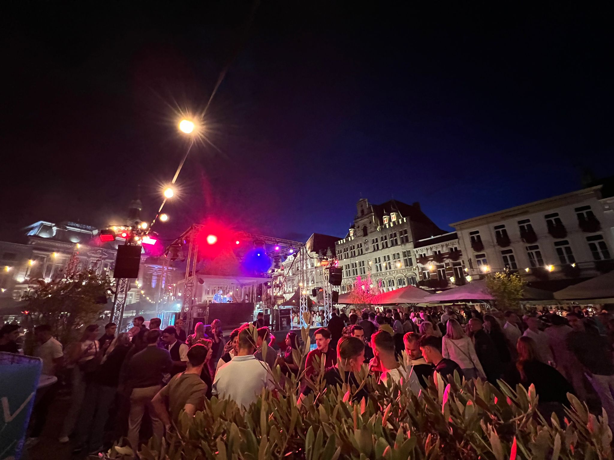 Nachtfestival met kleurrijke lichten en mensen - Bergen op Zoom