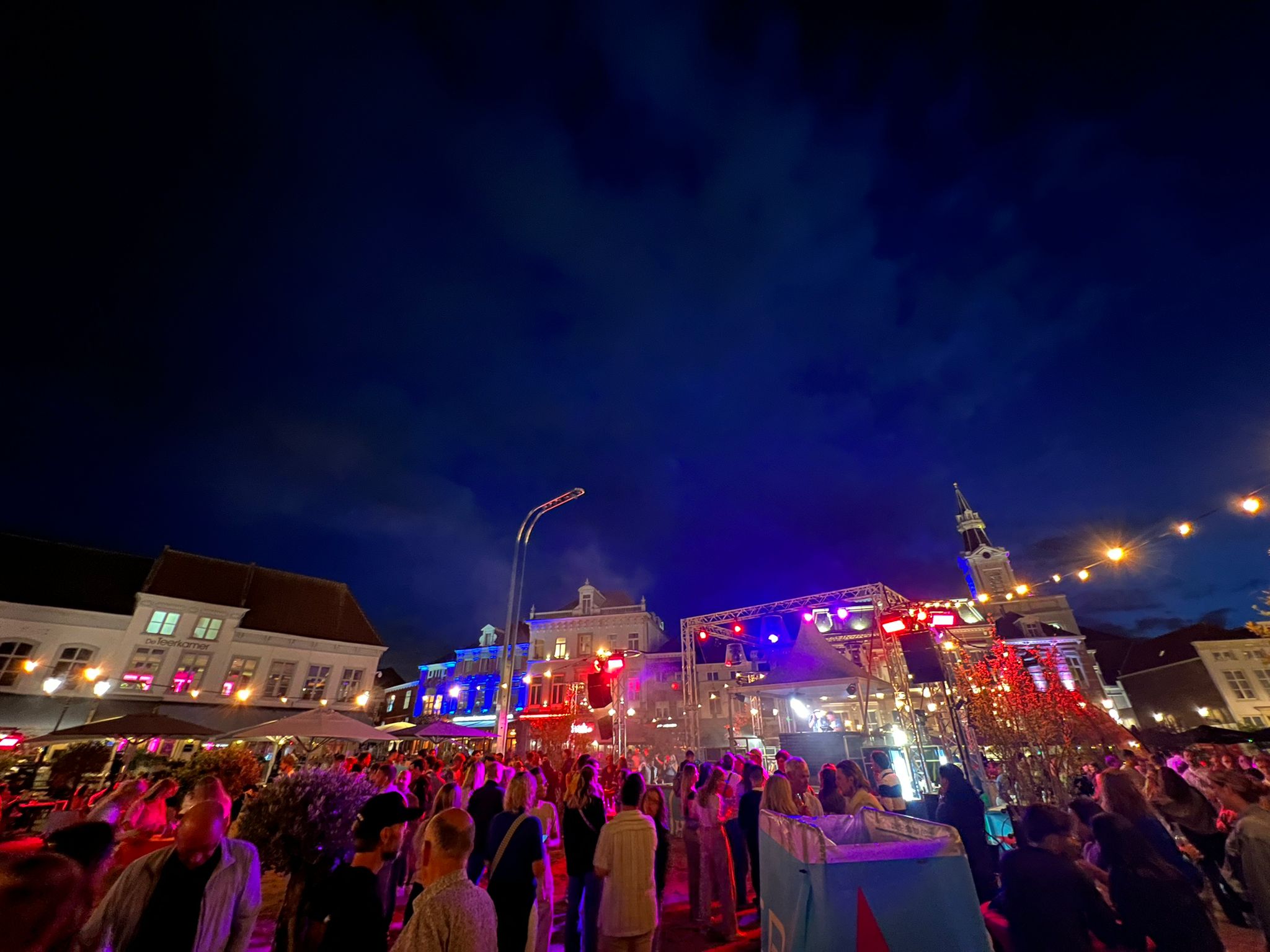 Nachtfeest met kleurrijke lichten en mensen - Bergen op Zoom