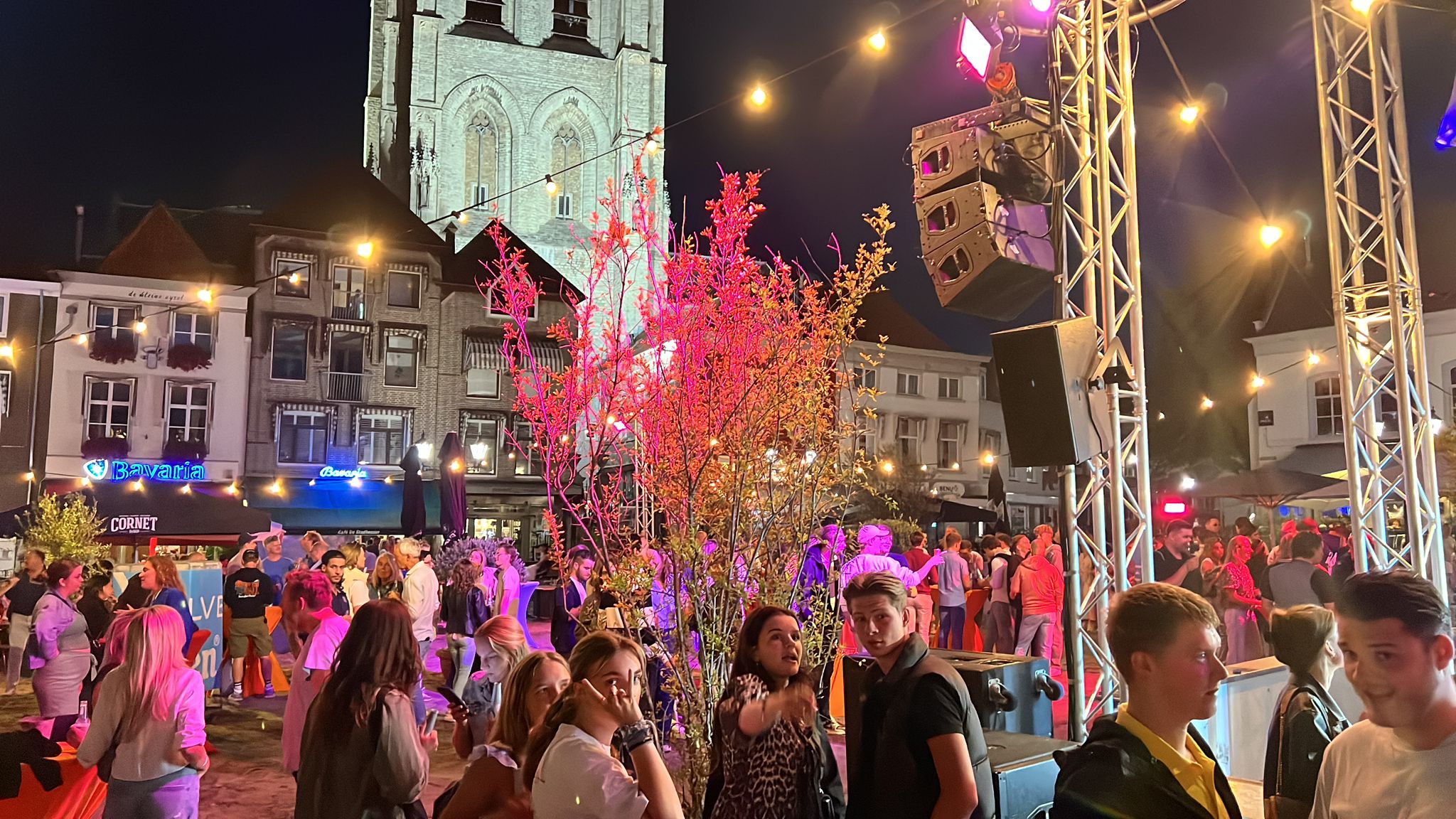 Nachtfeest op stadsplein met verlichte kathedraal - Bergen op Zoom