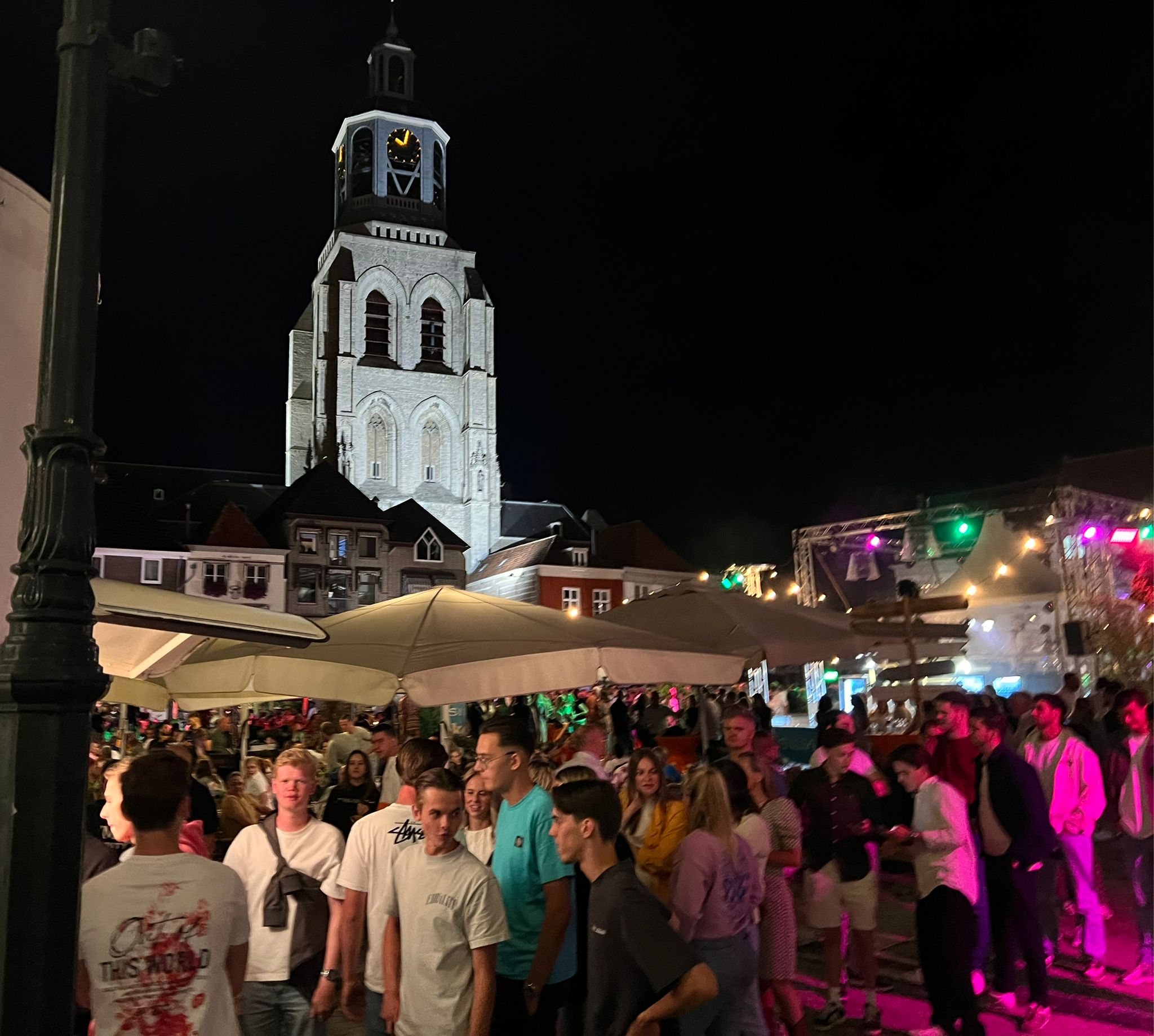 Nachtfestival met grote kerk op achtergrond - Bergen op Zoom