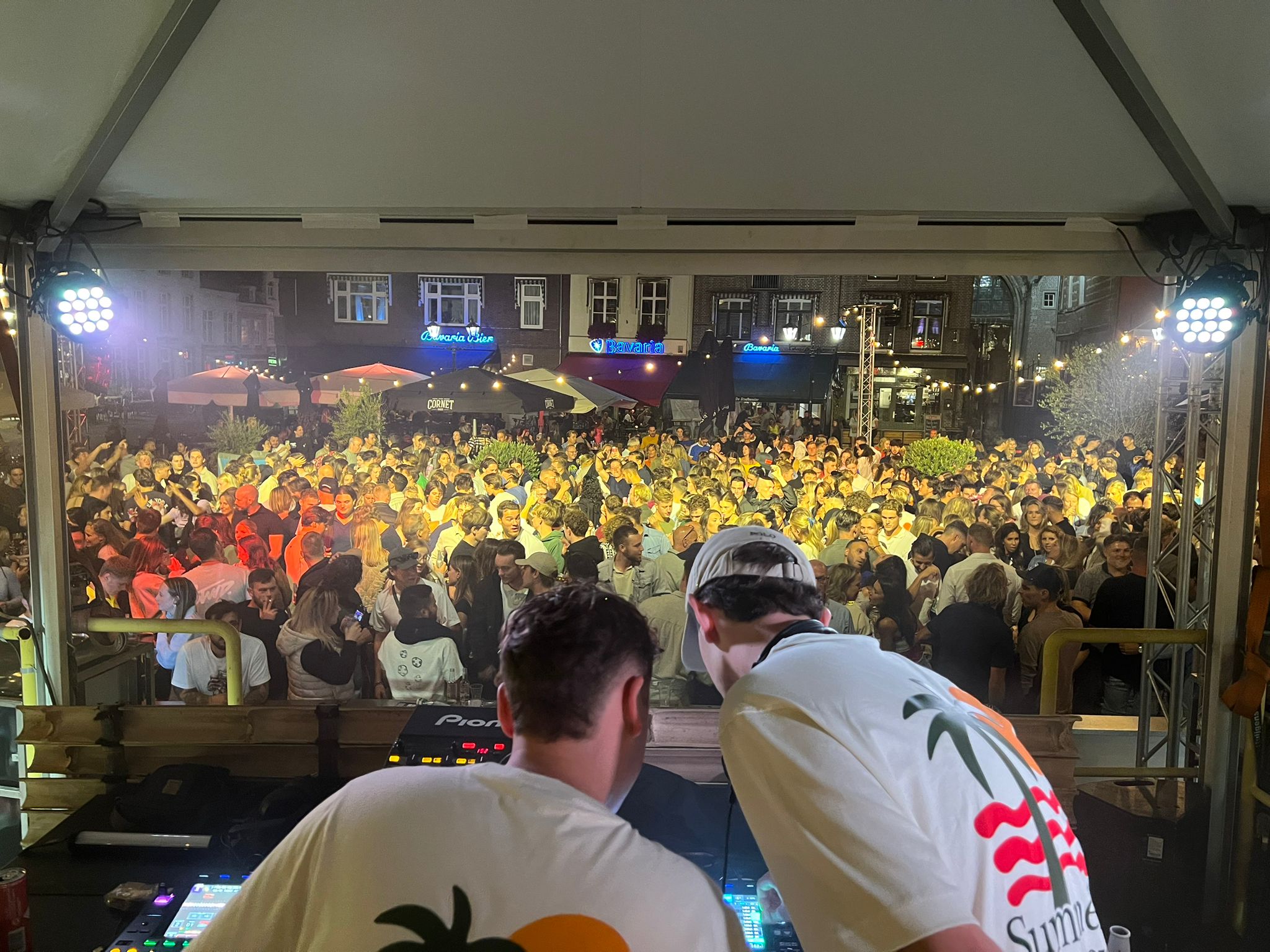 Twee DJ's draaien muziek voor feestpubliek - Bergen op Zoom
