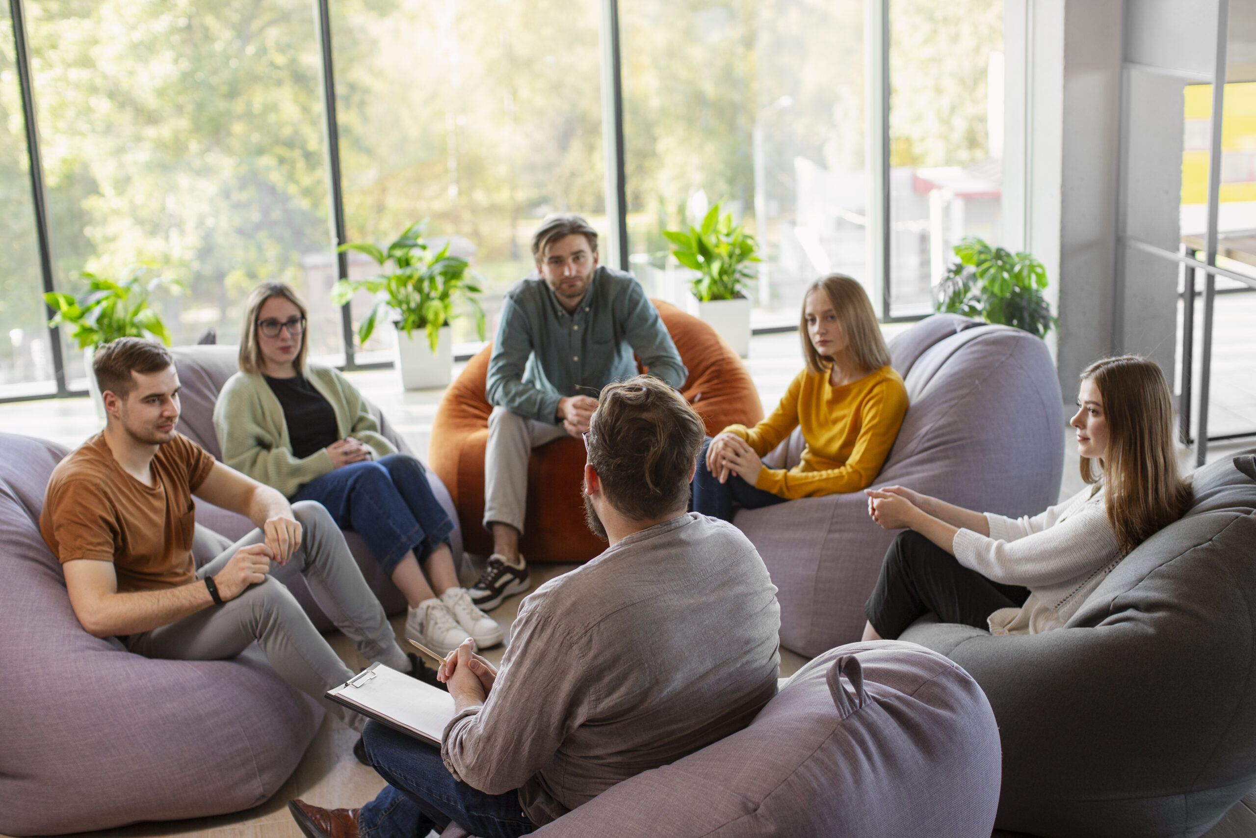 Groep mensen in gesprek op zitzakken - Bergen op Zoom