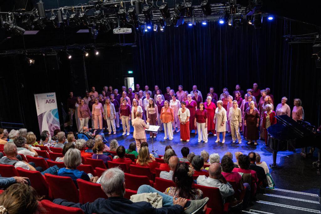 Koorgroepoptreden in theater met publiek - Bergen op Zoom