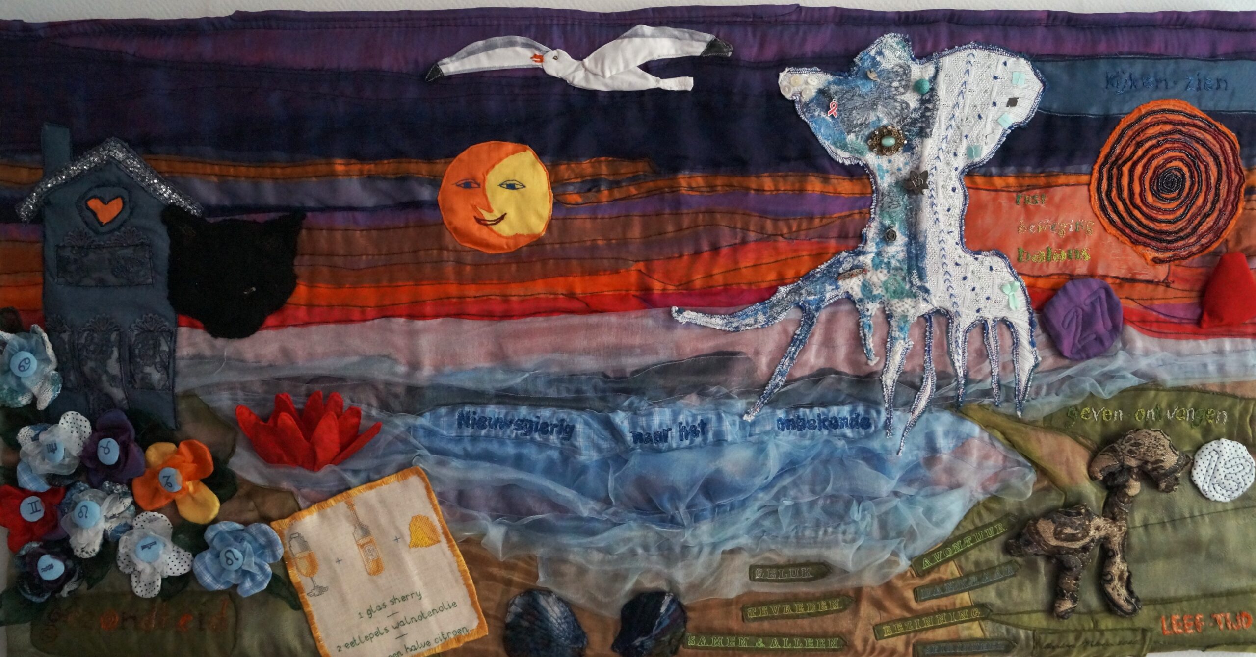 Vrolijk textielkunstwerk met kleurrijke achtergrond - Bergen op Zoom