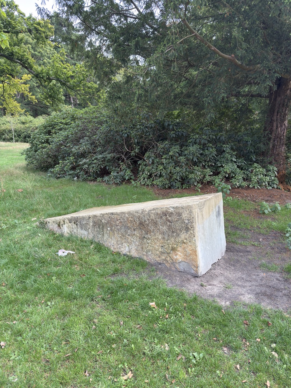 Grote steen in groen park landschap - Bergen op Zoom