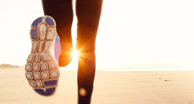 Joggen bij zonsopgang op het strand - Bergen op Zoom