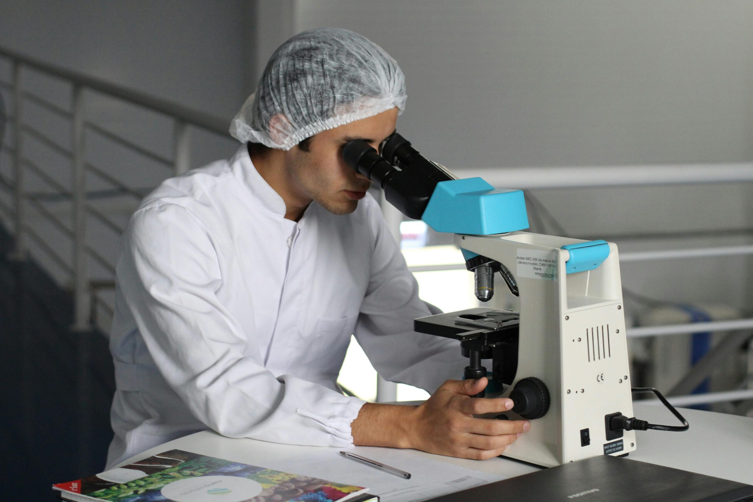 Wetenschapper onderzoekt monsters met microscoop - Bergen op Zoom