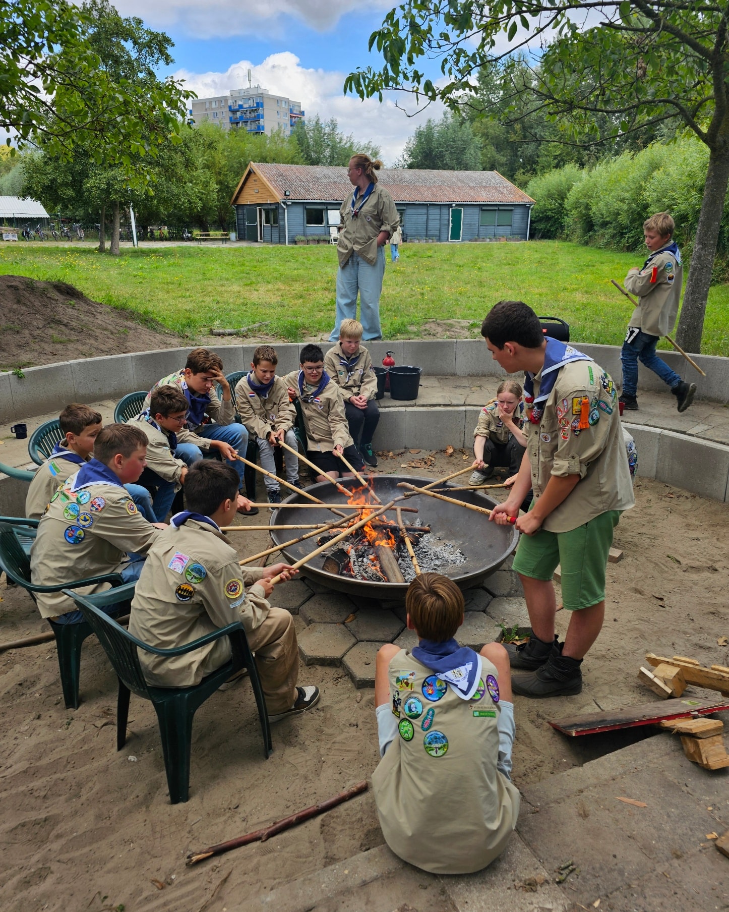 Scouts bij kampvuur in buitenomgeving - Bergen op Zoom