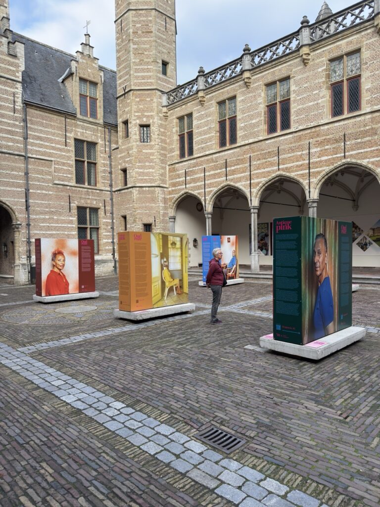 Kunsttentoonstelling in historisch binnenplein - Bergen op Zoom