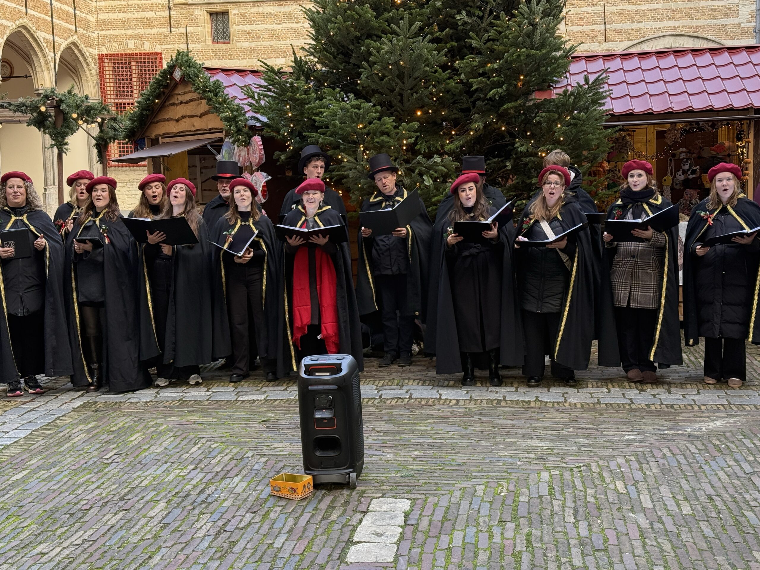 Kerstkoor zingt voor kerstboom op straat - Bergen op Zoom