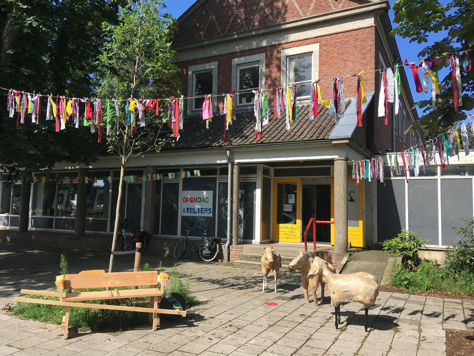 Kleurrijke versiering en schapen buiten gebouw - Bergen op Zoom