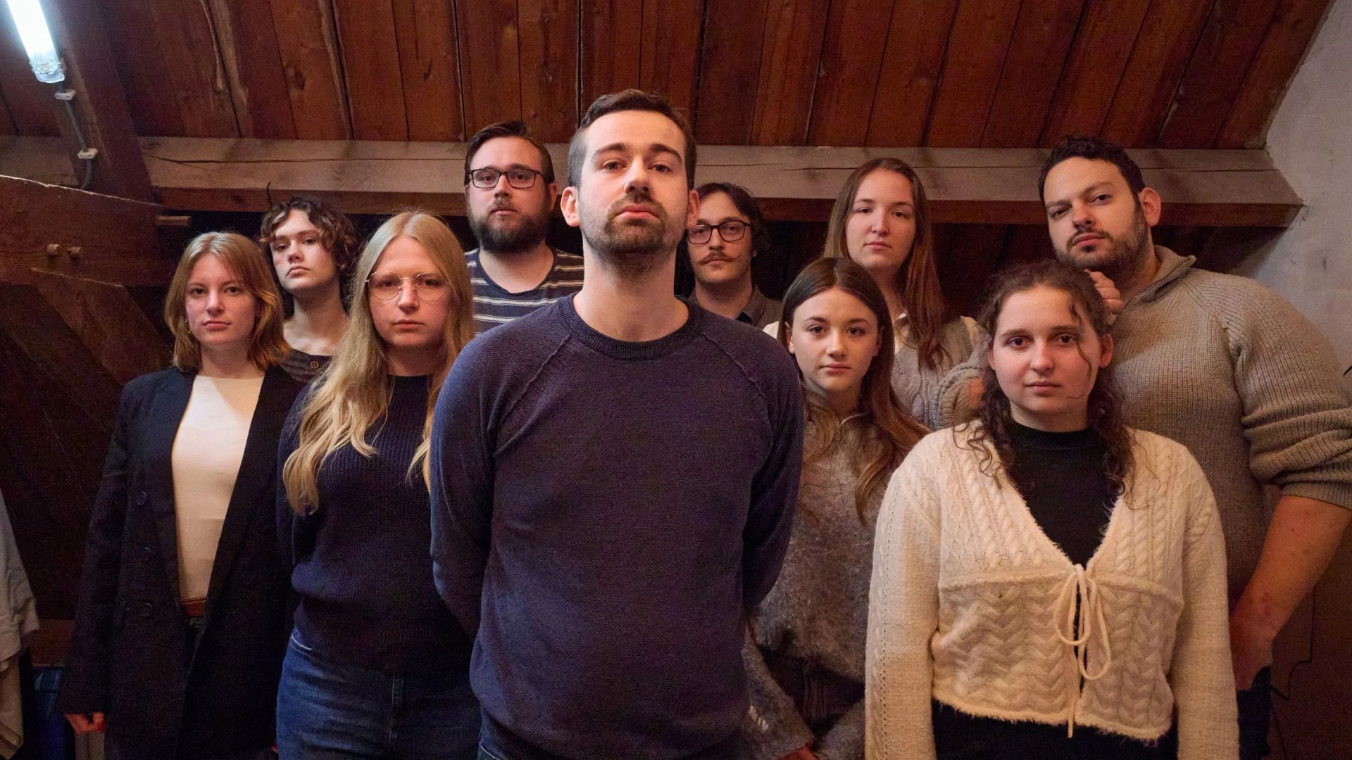 Een groep mensen kijkt serieus - Bergen op Zoom
