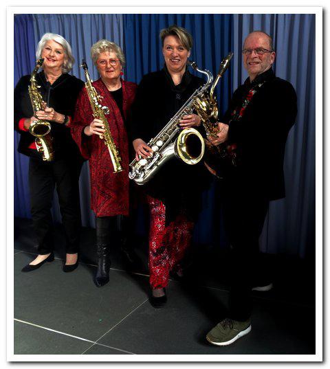 Mensen poseren met saxofoons op podium - Bergen op Zoom