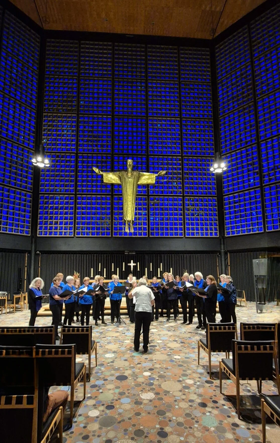 Kooroptreden in moderne kerkinterieur - Bergen op Zoom