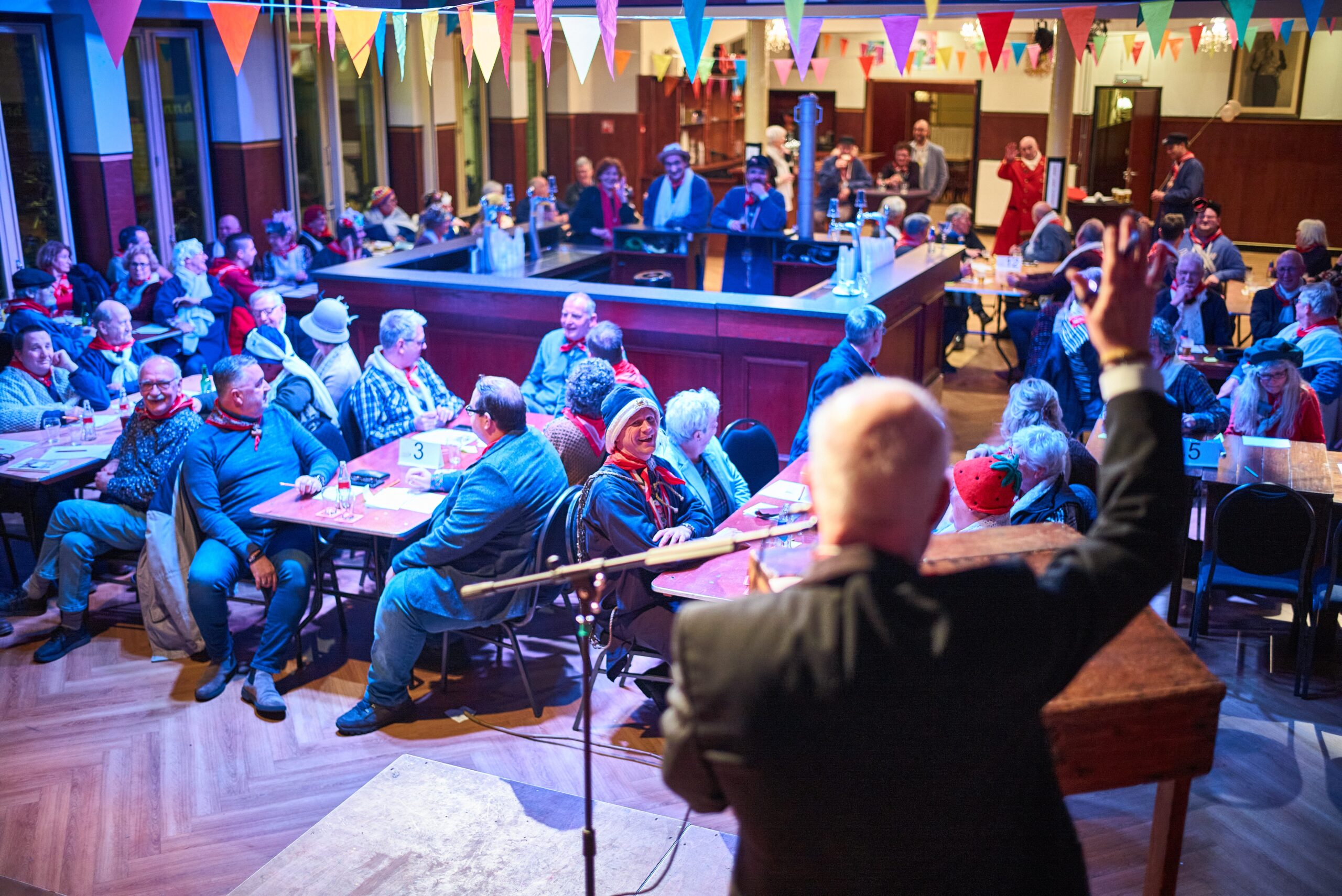Feestelijke bijeenkomst met spreker en publiek - Bergen op Zoom