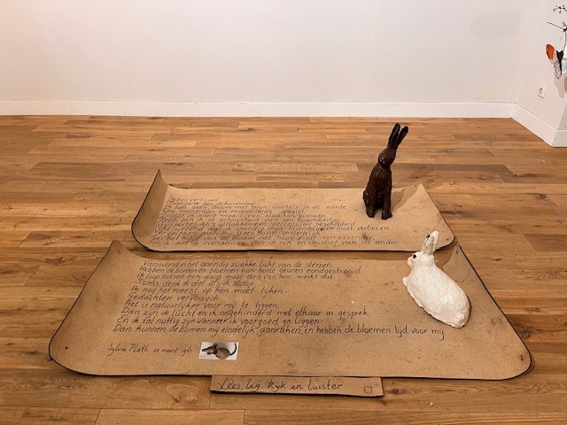 Twee konijnenfiguren op beschreven papier - Bergen op Zoom
